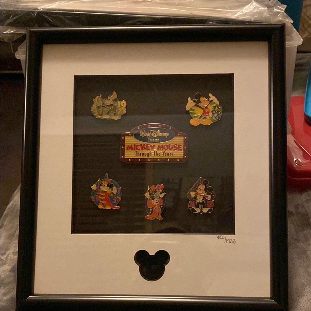 Disney collectibles…pin set…NWOT